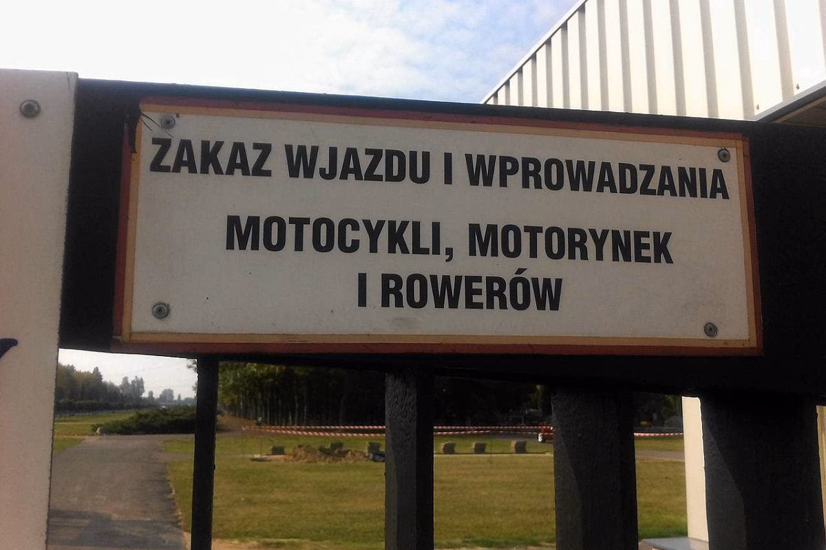 Czy na cmentarzu można jeździć rowerem?
