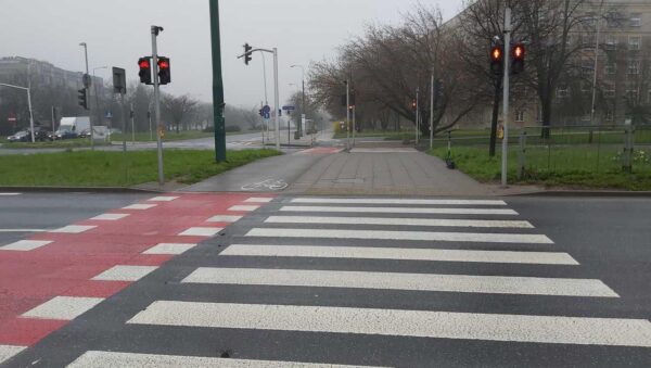 Co oznacza czerwony kolor na jezdni?