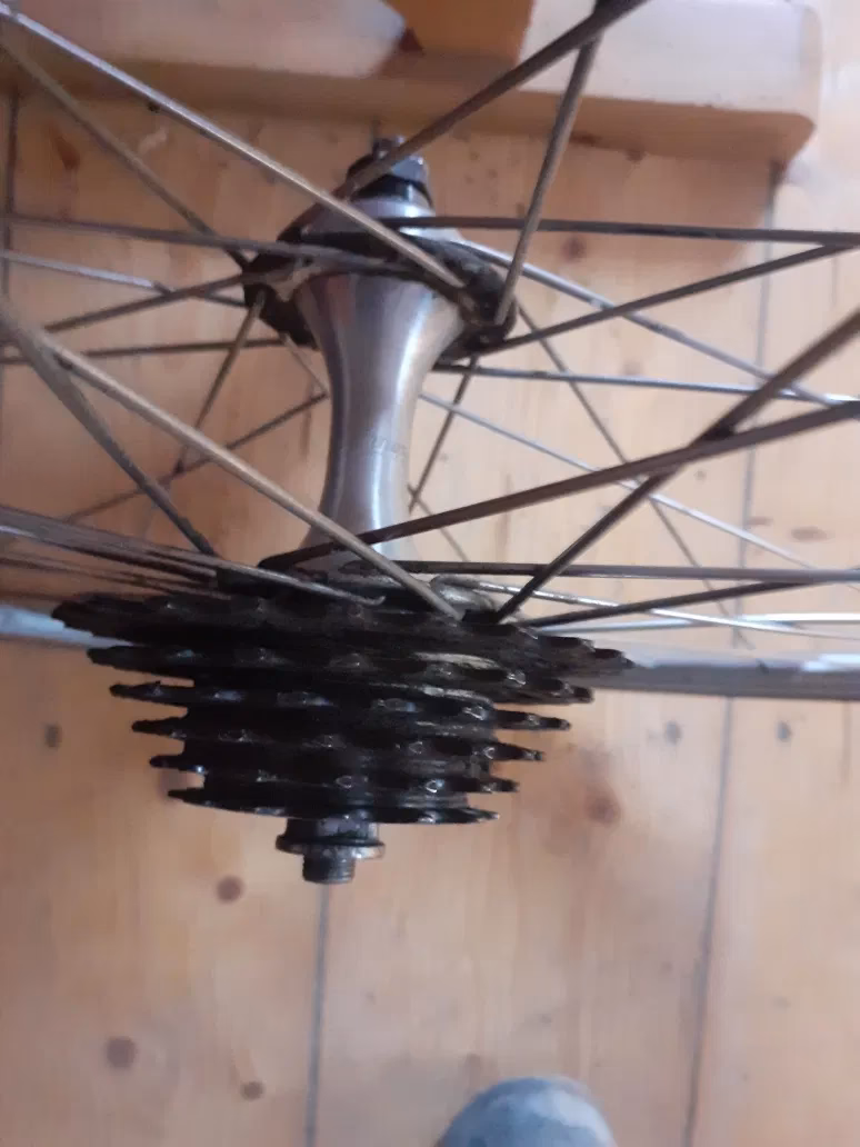 Z jakich części składa się rower dirt?