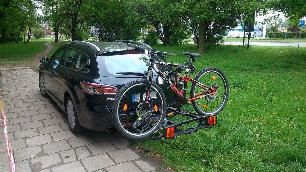 Czy rower może wystawać z bagażnika?