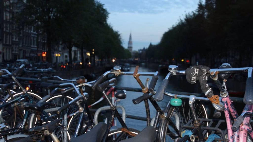 Dlaczego w Amsterdamie jest tak wielu rowerzystów?