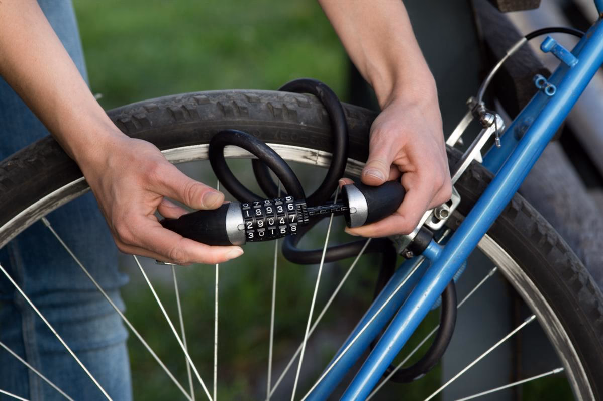 Jak otworzyć zamek baterii w rowerze elektrycznym?