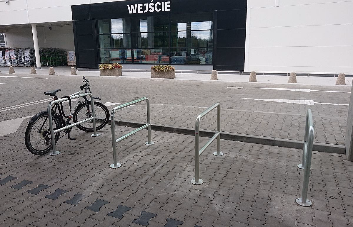 Czy można wejść do sklepu z rowerem?