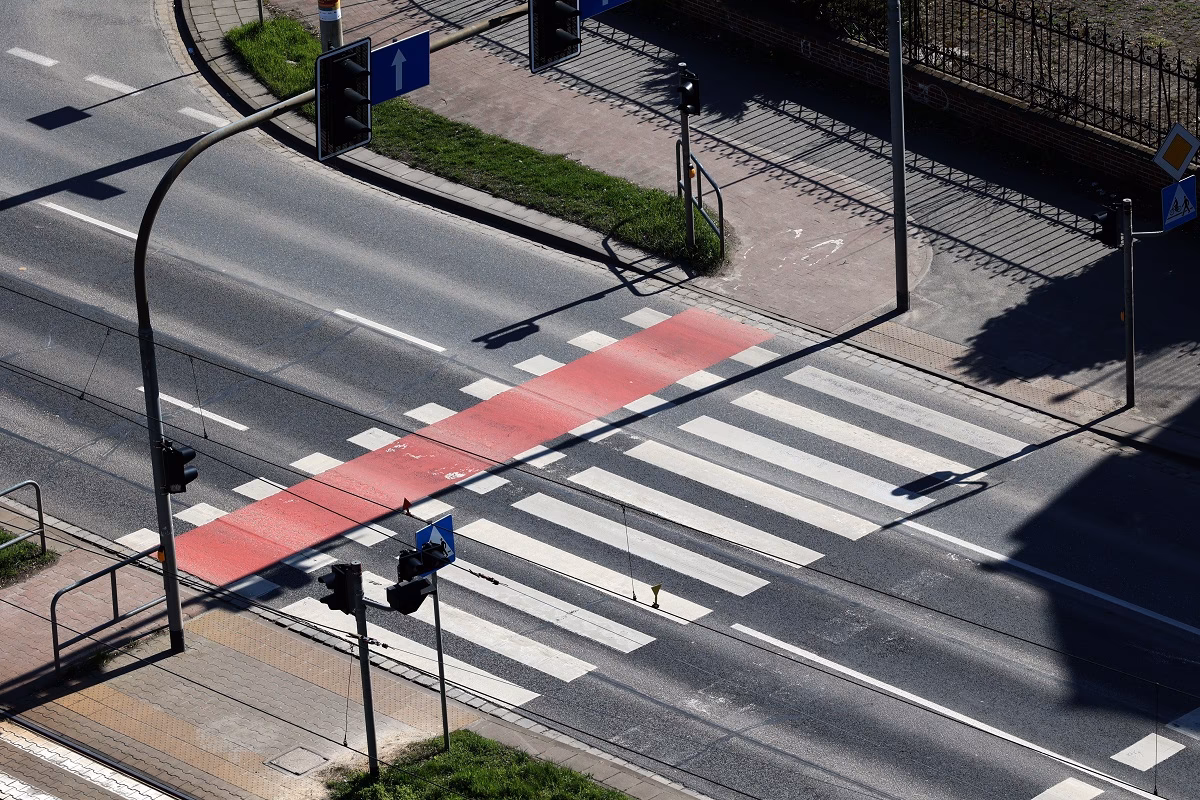 Jakie linie wyznaczają przejazd dla rowerów?