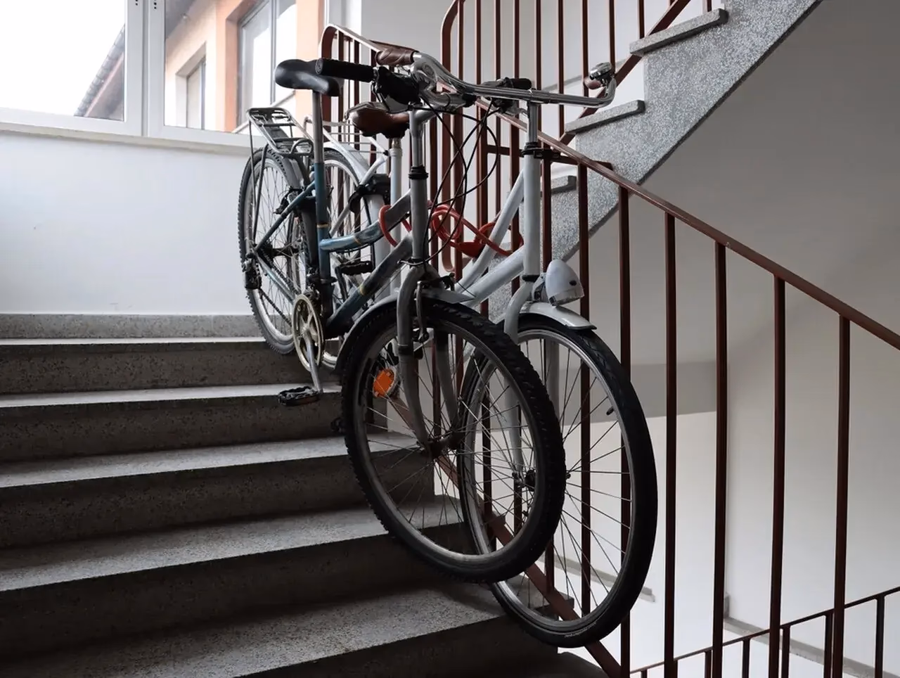 Jak pozbyć się rowerów z klatki schodowej?