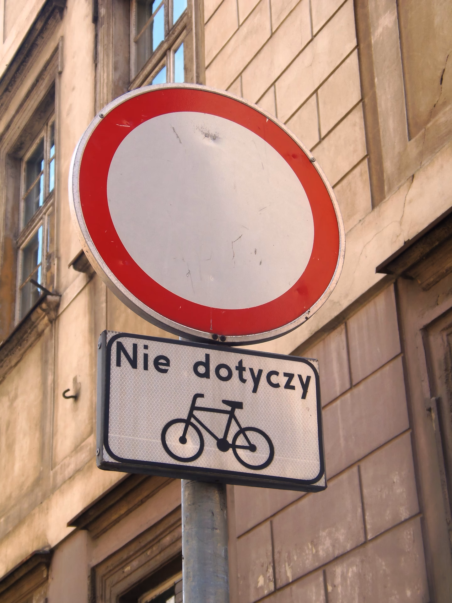 Czy znaki drogowe obowiązują rowerzystów?